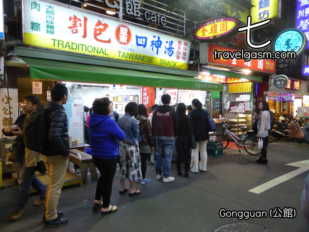 Hungry students line up for street food in the early evening.