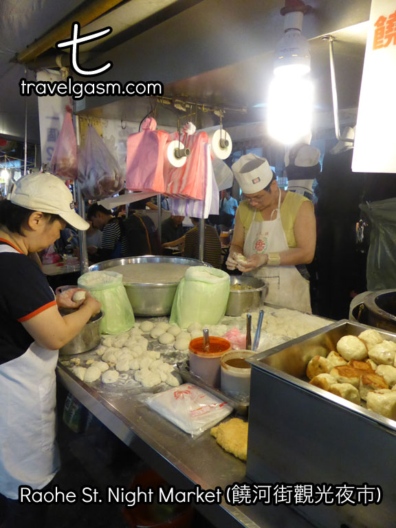 Vendors prepare pepper meat buns (胡椒餅).