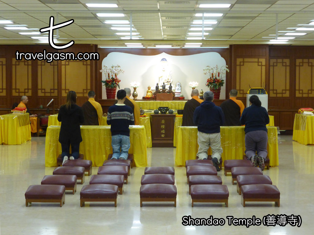 A private ceremony in the lower floor of Shandao Temple.